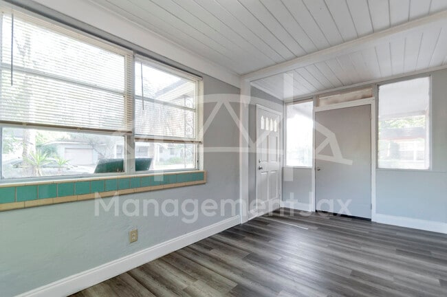 Photo - 1824 W 10th St