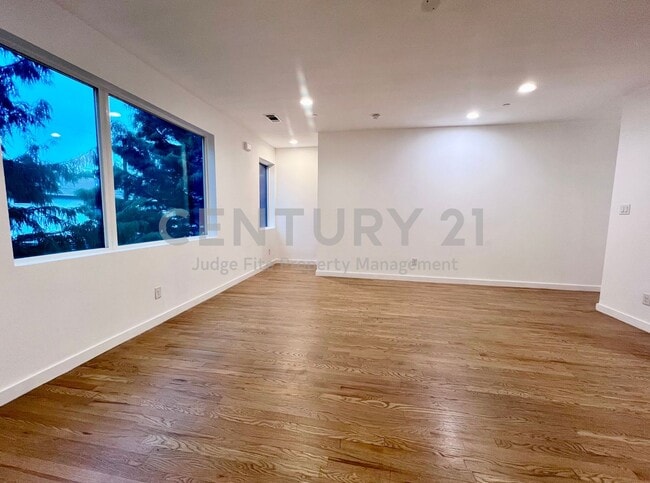 Photo - Beautiful 4-Story 2/2.5/2 in GREAT LOCATION For Rent! Unidad 102