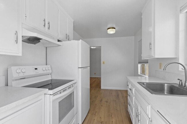 Building Photo - Ready to Move In! Amazing Location 1/1 in ... Unit 3145 Rental