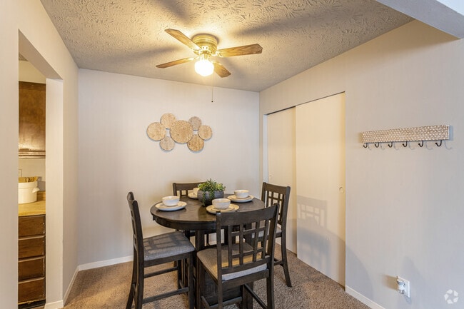 2BR, 1BA - 872 AF - Dining Area