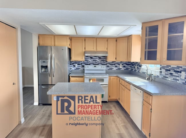 Photo - 4 bed 3 bath home - 2 car garage - pet friendly