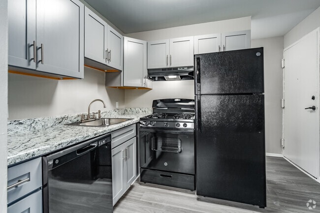 1BR, 1BA - 684SF