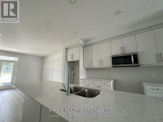 Photo - 990 Deveron Crescent