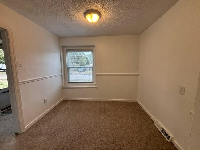 Photo - 23045 Harding Ave