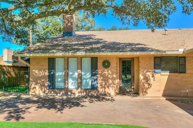 Building Photo - COMING APRIL 2026!!! Stunning Country Club Townhome!!