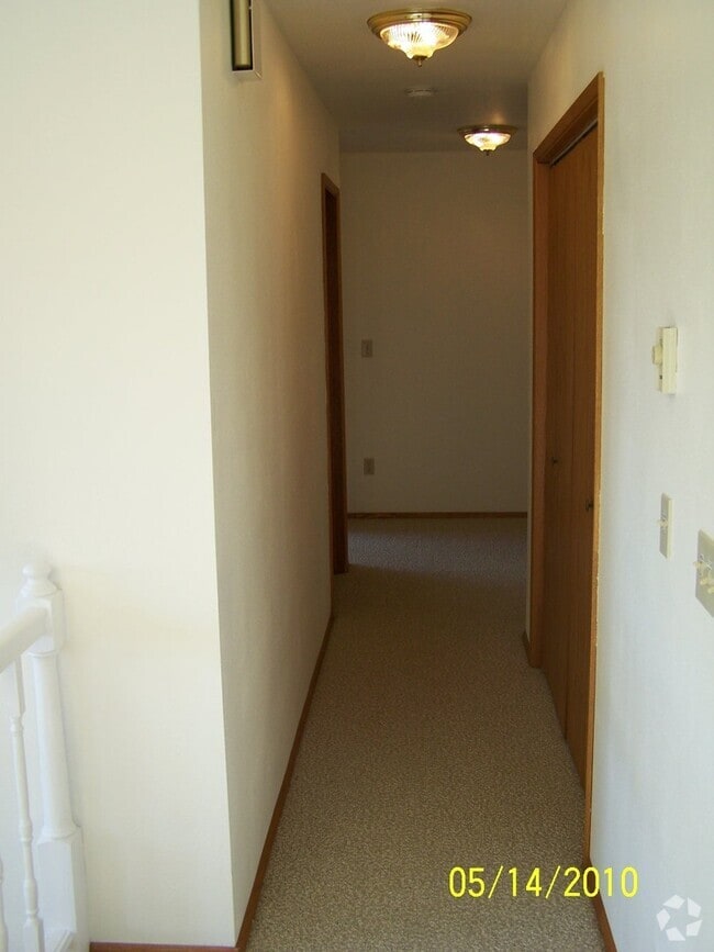 Building Photo - Spacious Home in Beautiful Neighborhood!