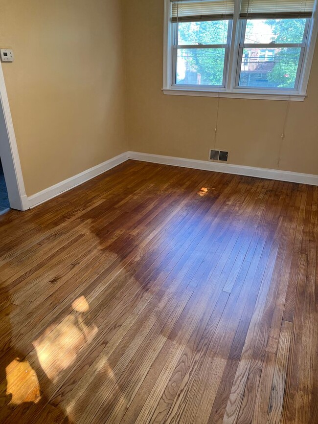 Photo - 3 BDRM 1.5 BTH in Baltimore City Sinclair Ln