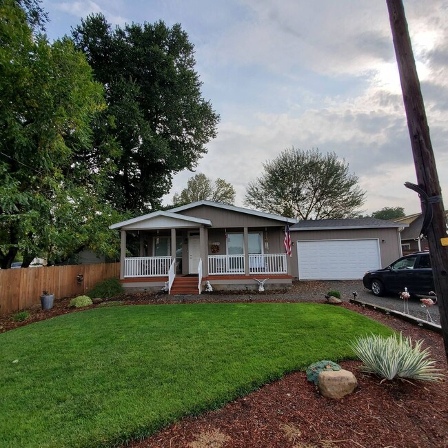 Photo - Pet Friendly 3 Bedroom 2 Bath home with large backyard in Brownsville, OR
