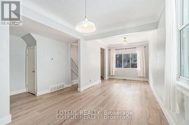 Photo - 11 Champagne Ave S
