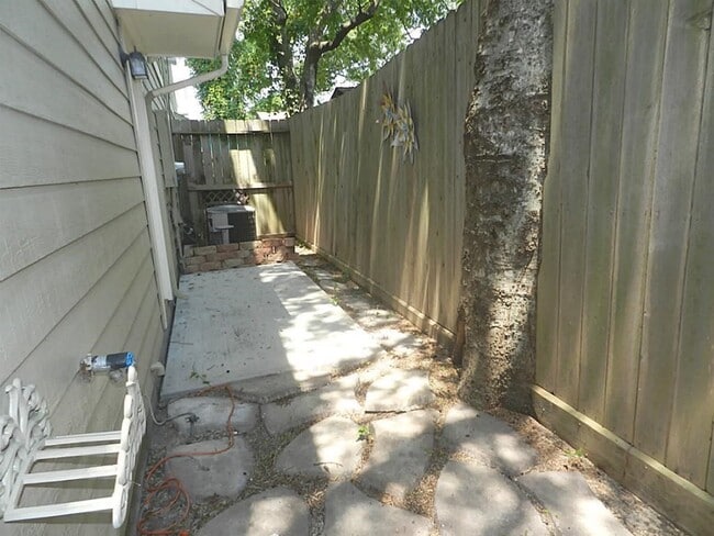 Photo - 730 Redwing Pl Dr