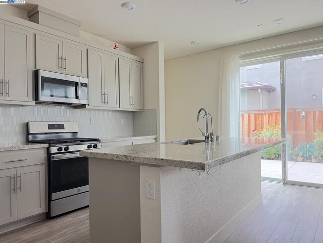 Photo - 2151 Daimler St