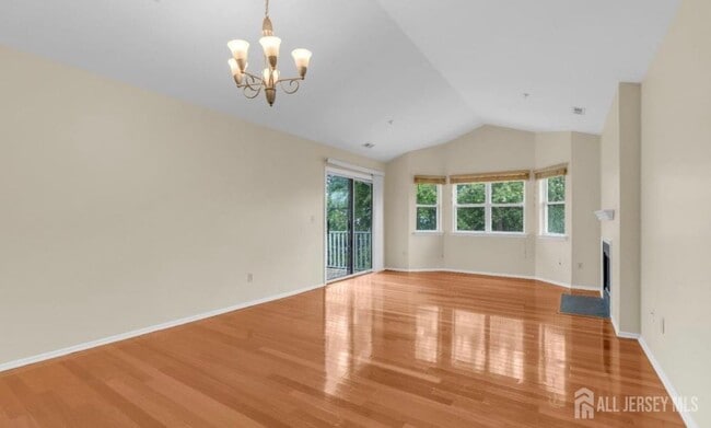 Photo - 353 Ventnor Ct