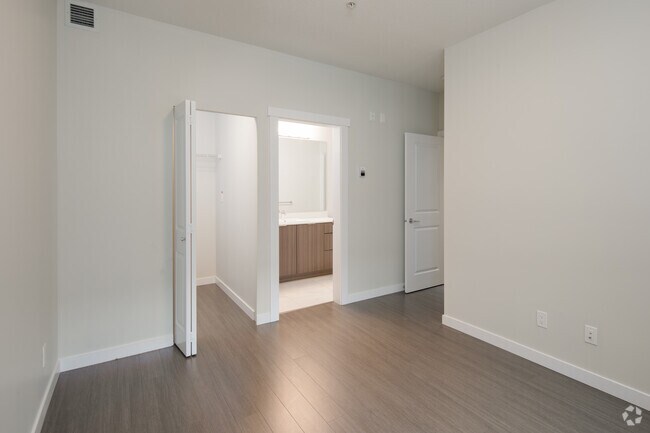 2BR + Den, 2BA - 839SF