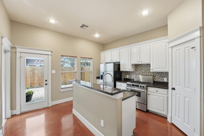 Photo - 917 W 23rd St