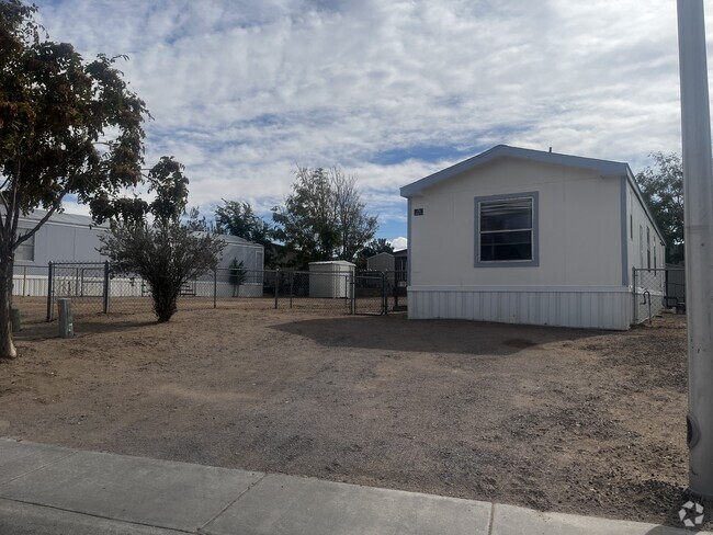 Building Photo - Spacious 3 Bed/ 2 Bath Home!