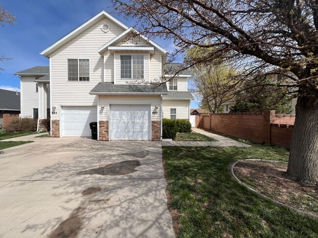 Building Photo - 3 bed, 3 bath Twin-home