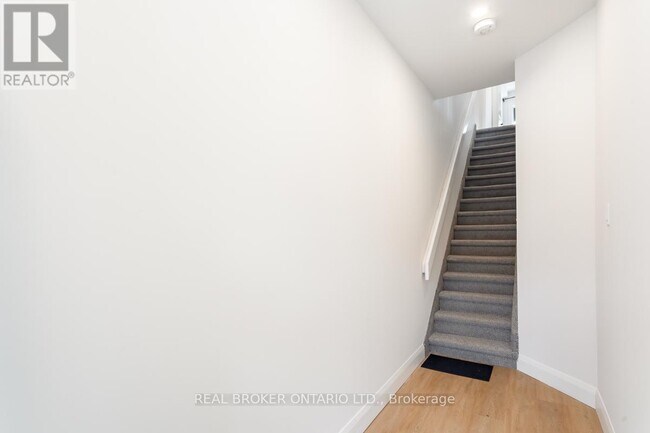 Photo - 115 Catharine St N Unit 2
