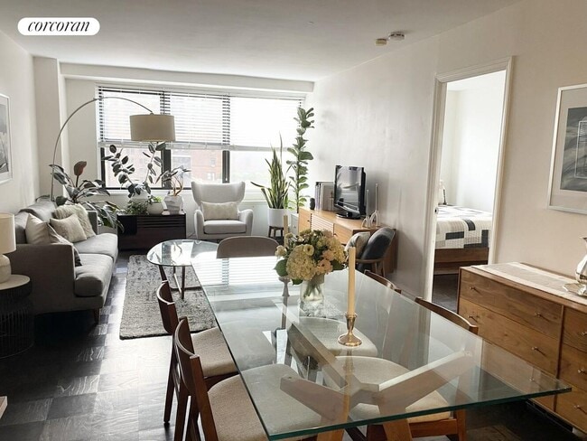 Photo - 305 E 40th St