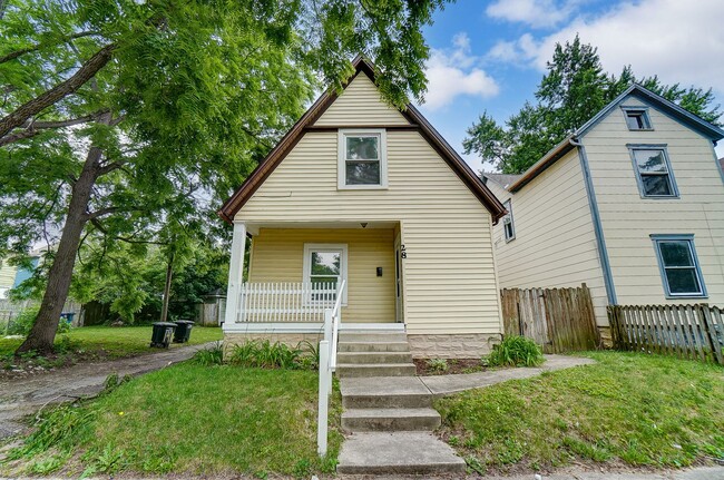 Building Photo - 3 Bed 1 Bath Available June 2025 Rental