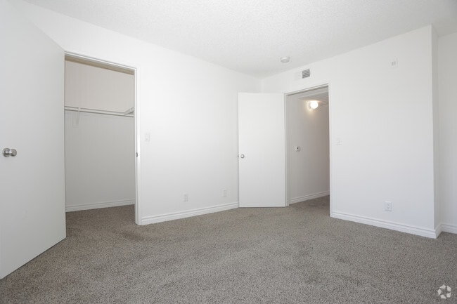 2BR, 2BA - 925 SF