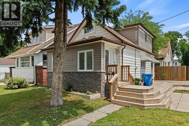 Photo - 972 Wellington Ave