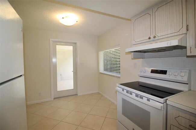 Photo - 450 SW 9th St Townhome