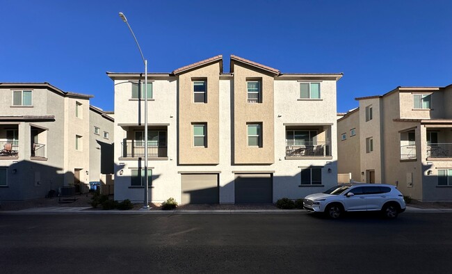 CONTEMPORARY TOWNHOUSE WITH AMENITIES AND ... - CONTEMPORARY TOWNHOUSE WITH AMENITIES AND ...