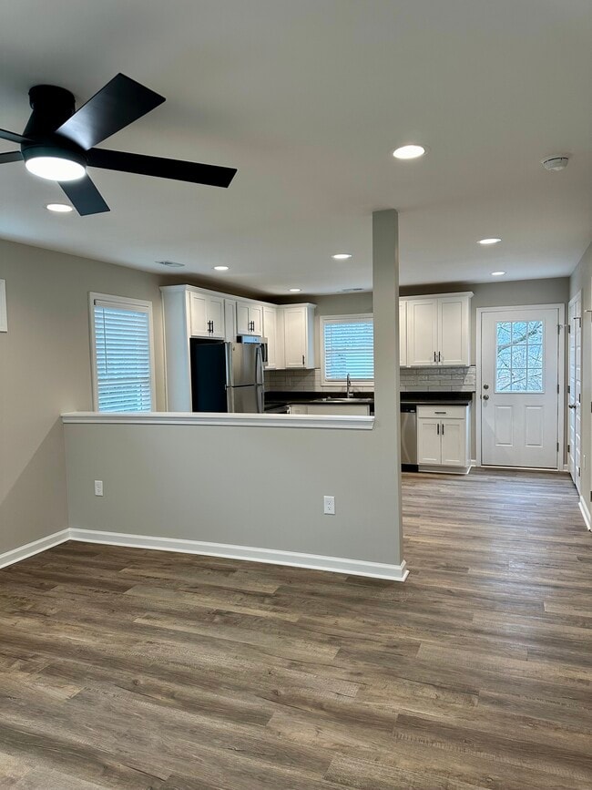 Spacious open, airy floor plan - 2229 Kenwood Blvd SE Unit B