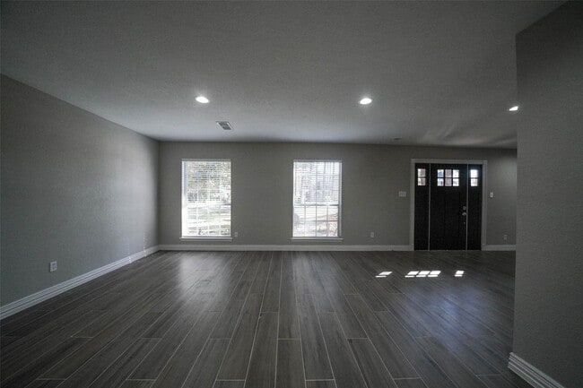 Building Photo - 7818 Beaufort Dr