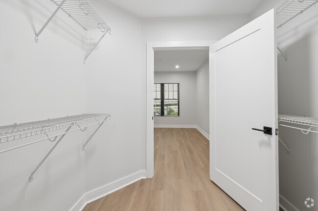 2BR, 2BA - 961SF - Walk-in Closet