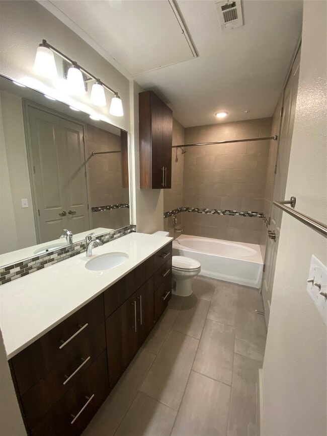 Building Photo - 1800 St Joseph Pkwy Unit 206