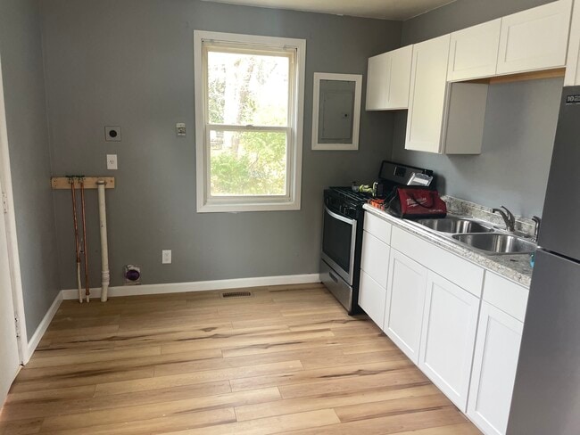 Kitchen/Laundry - 306 E Fischer St House