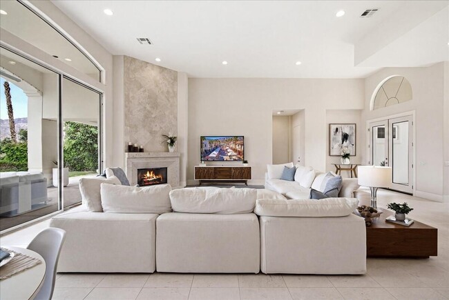 Photo - 78905 Mission Dr W
