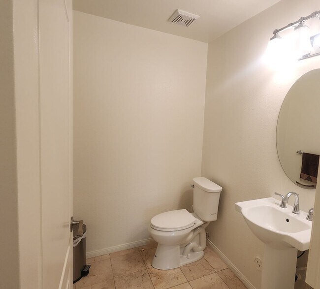 Photo - Amazing 2 story 4 bedroom home in Simi Val...