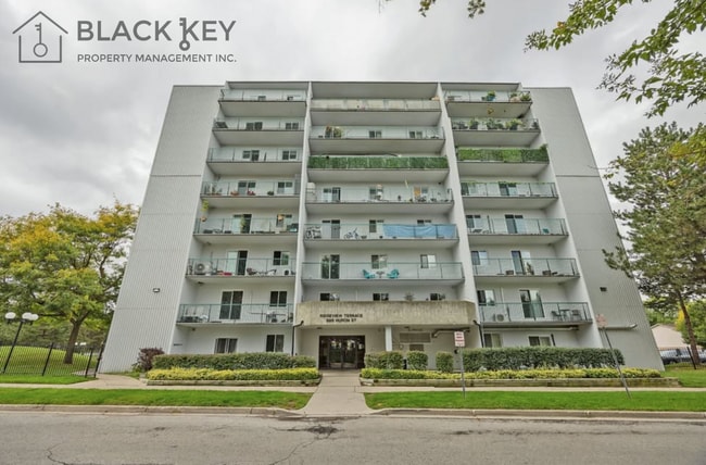 Building Photo - 986 Huron St