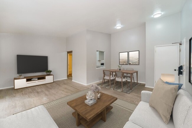 Photo - Williamsburg Square