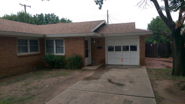 Building Photo - Cute & Quaint Duplex Located Across from A... Rental