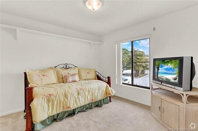 Building Photo - 1635 SW Silver Pine Way Unit D2 Rental