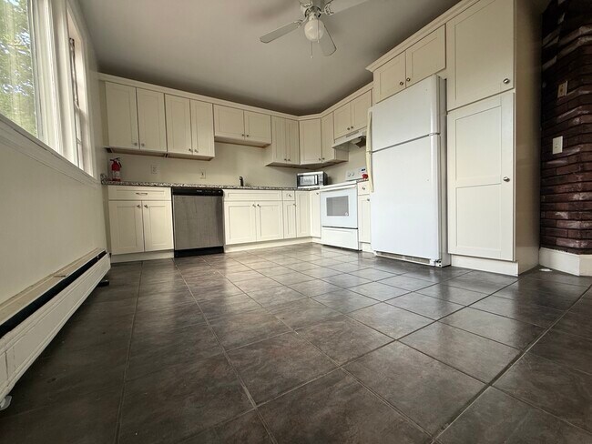 Building Photo - 50 Vinal Ave Unit 2