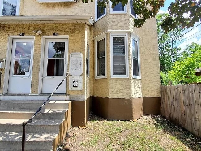 Building Photo - 576 Bay St