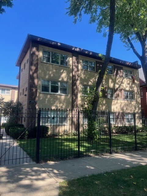 Building Photo - 1538 W Chase Ave Unit 2S Rental