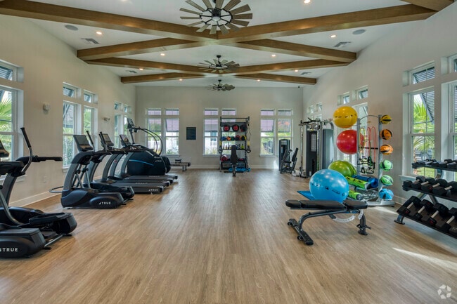Gimnasio - 502 W McCoy St Tampa, FL, 33616