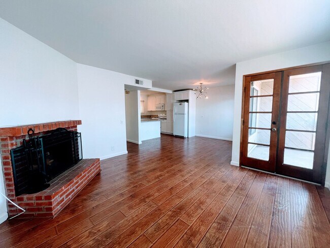 Building Photo - Gorgeous Pacific Beach 2 Bed 2.5 Bath Townhouse
