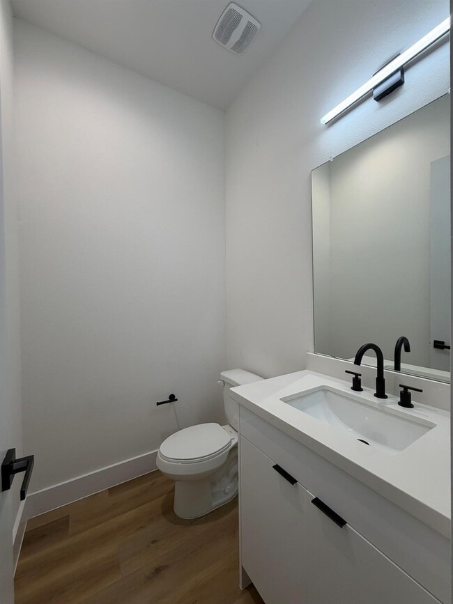 Building Photo - 6733 Peerless St