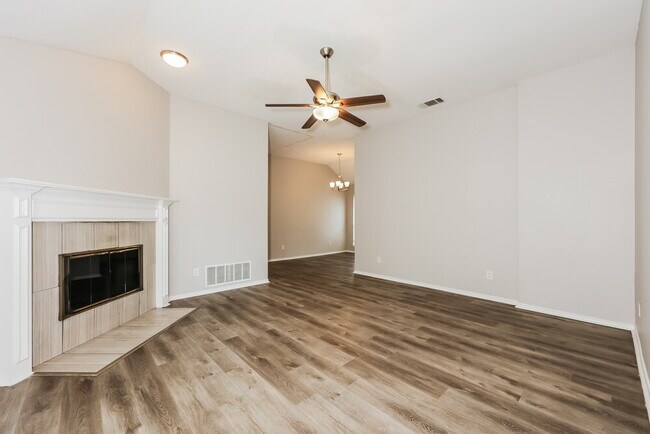 Photo - 822 Astaire Ave