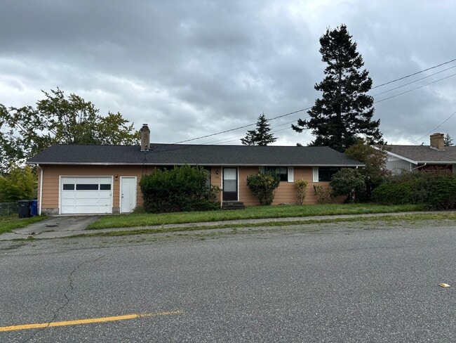 Building Photo - 3 Bedroom Home located in the heart of town! Close to everything!