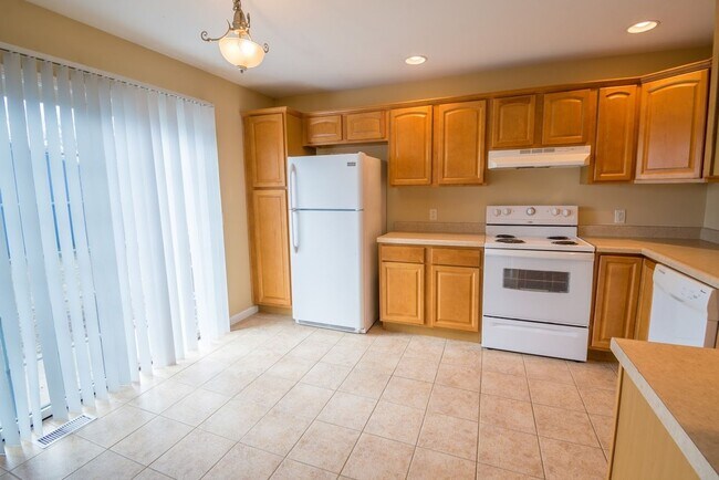 Photo - Great 3-bed, 2.5 bath townhome in Tolono available for June!
