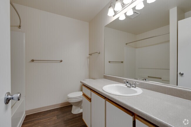 2BR, 1BA - 870SF - Bathroom