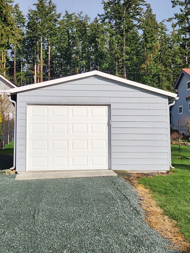 One plus car garage - 5559 Mutiny Sands Rd