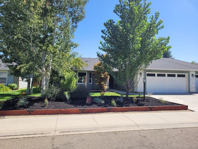 Stunning Home with Hot Tub with Detached O... - Stunning Home with Hot Tub with Detached O...